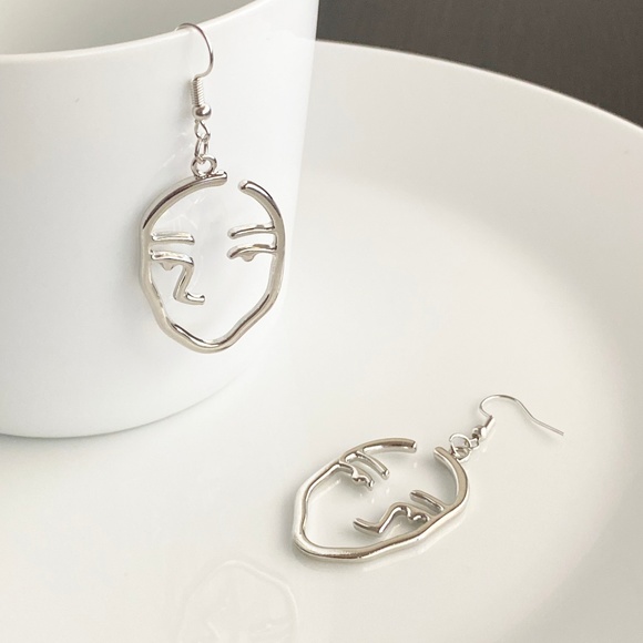 NEW Human Face Earrings in Silver color - Picture 2 of 5